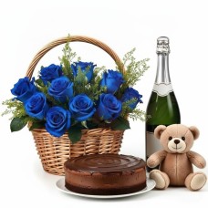 Cesto di rose blu con spumante, torta al cioccolato e orsacchiotto (Raffinato)