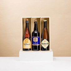 Degustazione di birra trappista belga in cassa di legno