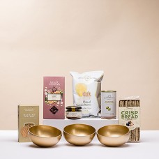 Snack salati e ciotole dorate