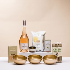 Apero Time con vino rosato e ciotole dorate