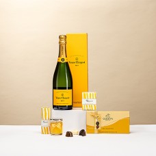 Regalo iconico per le occasioni speciali: Veuve Clicquot, candela Rigaud e cioccolatini Godiva.