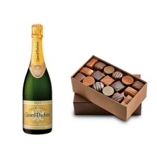 Assortimento di cioccolatini e Champagne Canard Duchne Brut in mezza bottiglia