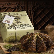 Cuore di pandoro con crema al pistacchio di Bronte