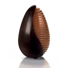 Uovo di design con guarnizione di cioccolato fondente