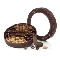 Assortimento di cioccolatini pregiati in una scatola con scomparti.