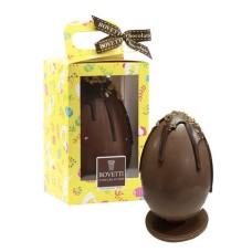 Uovo gourmet con cioccolato fondente e al latte e pezzetti di nocciole del Piemonte.