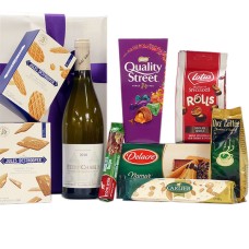 Vino bianco francese con prelibatezze confezionate come regalo