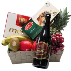 Cesto di frutta con biscotti belgi, birra e cioccolato