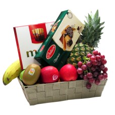 Cesto di frutta con biscotti belgi e cioccolato