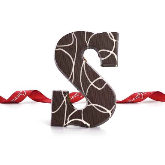 Lettera di cioccolato di lusso pura con strisce bianche