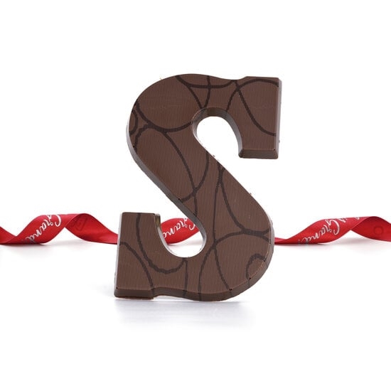 Lettera di cioccolato di lusso al latte con strisce scure