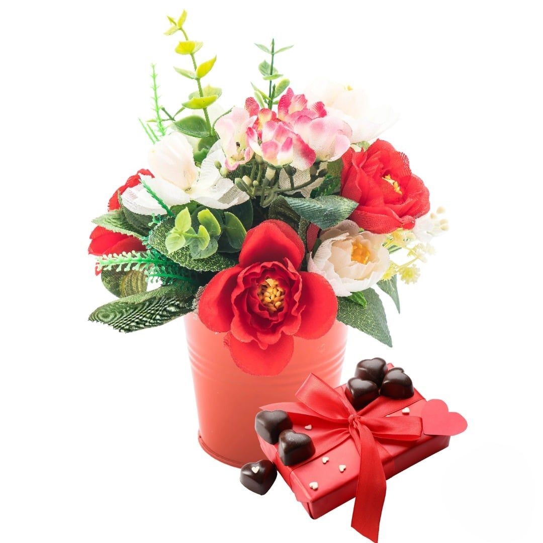 Composizione floreale in vaso con fiori misti rossi e bianchi e scatola di cioccolatini (Raffinata)