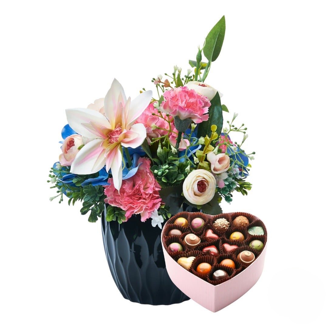 Composizione floreale in vaso con fiori misti rosa e scatola di cioccolatini (Raffinata)