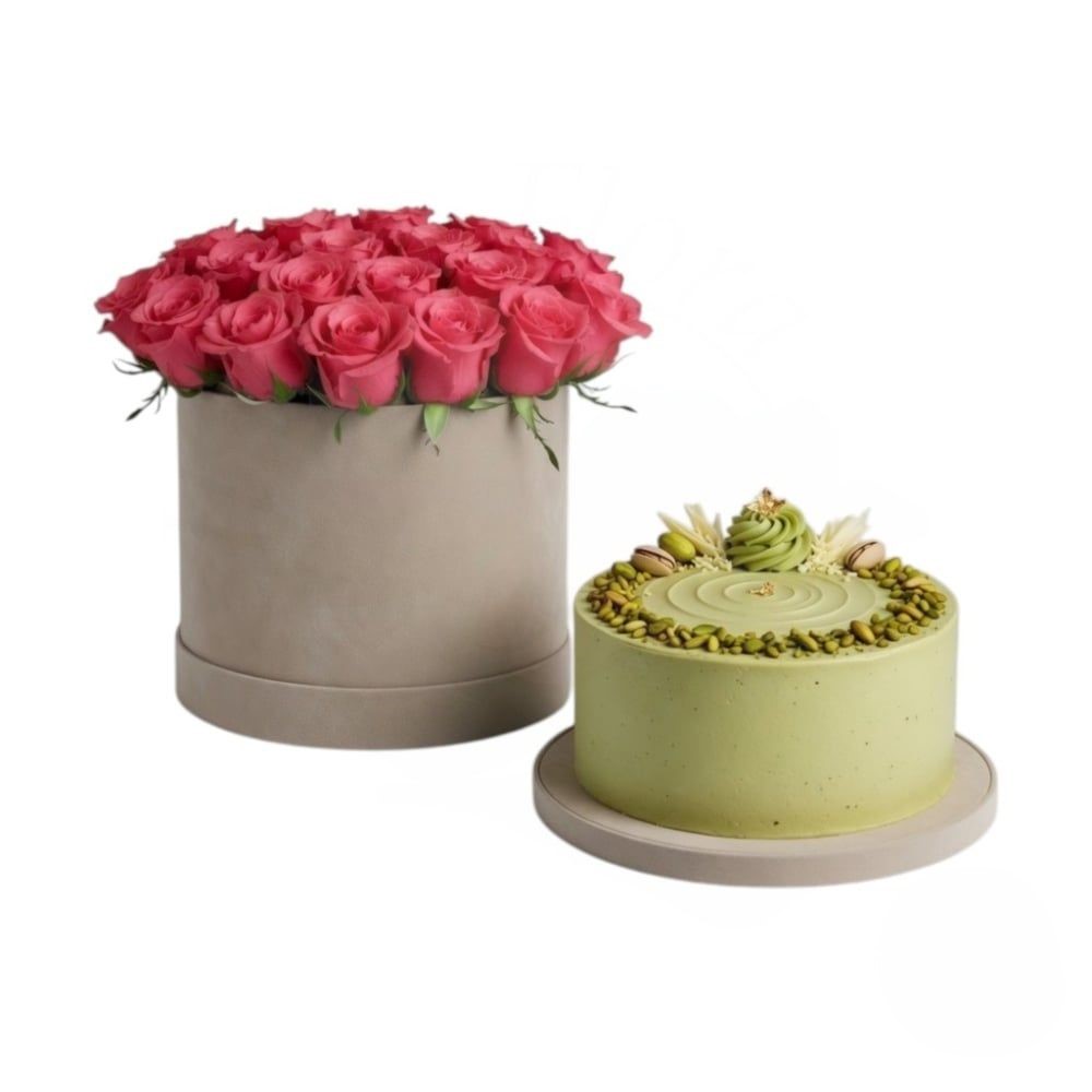 Scatola di fiori con rose rosa e torta al pistacchio (Raffinata)