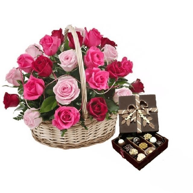 Cesto di 24 rose rosa con cioccolatini (Raffinato)