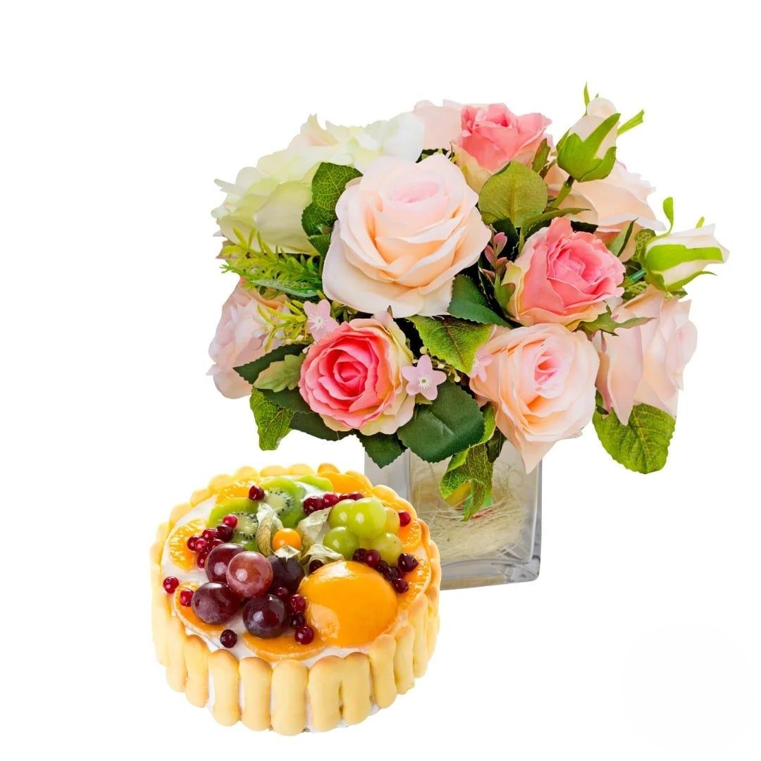 Bouquet di rose chiare con torta di frutta (Raffinato)