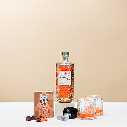 Rum Eminente con bicchieri e cioccolatini Neuhaus