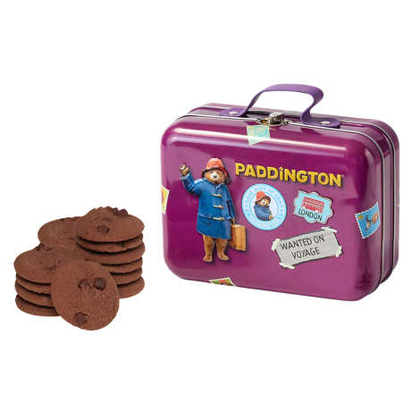 Valigetta di metallo dell'orso Paddington piena di biscotti al cioccolato e all'arancia